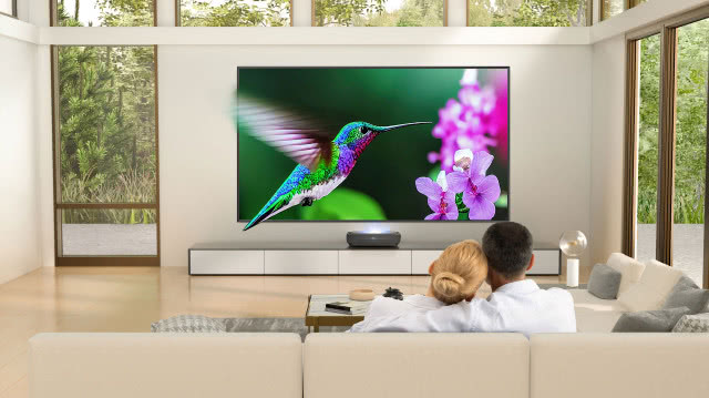 telewizor, koliber, kanapa, duże okno, szafka pod telewizorem