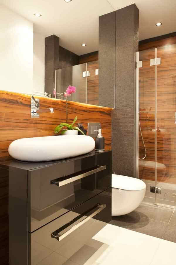 Lustro w łazience na parterze sprawia, że...