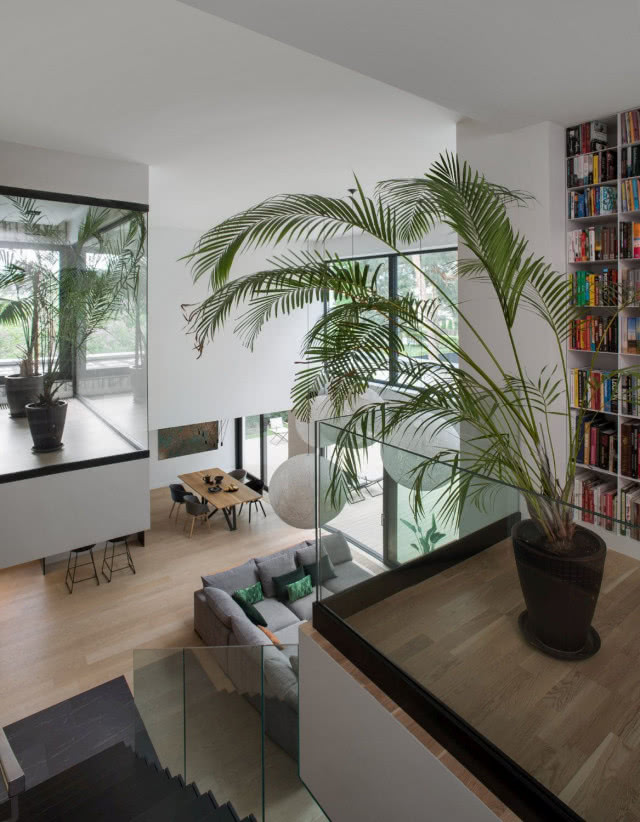 Otwarty salon z antresolą