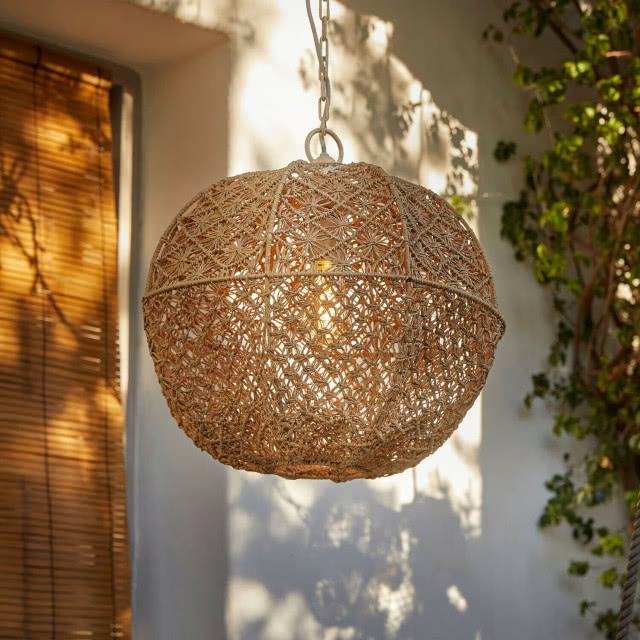 lampa w ogrodzie