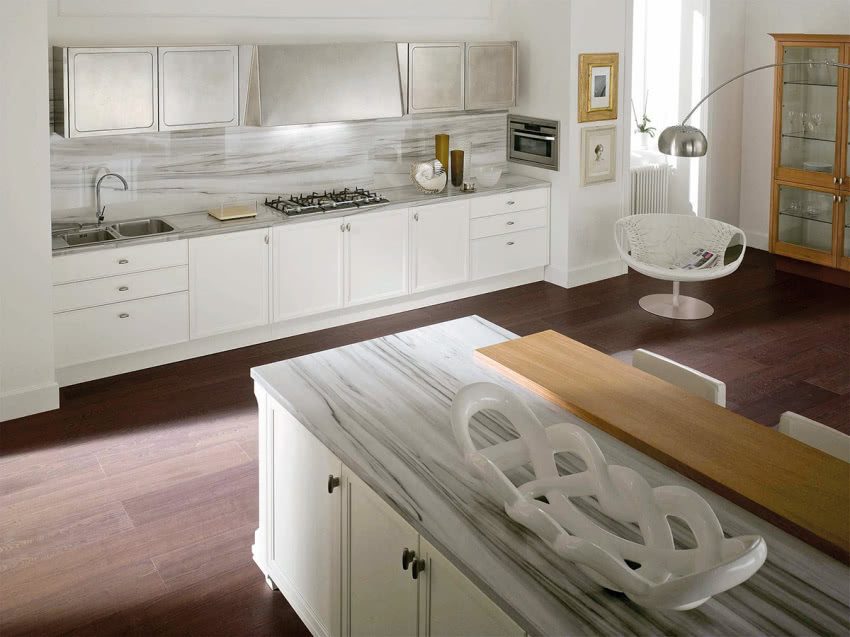 Zabudowa Avenue subtelnie łączy drewno naturalne...