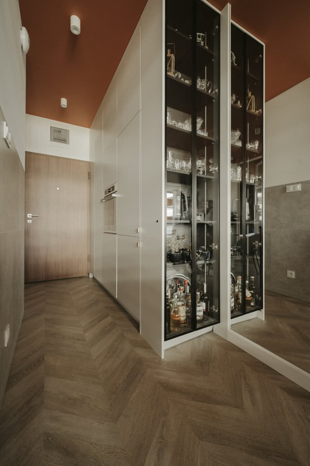 Zabudowany kredens ze szkłem