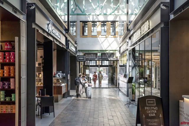 wejście do hali, Hala Koszyki - w 1909 roku powstała według projektu Juliusza Dzierżanowskiego. 