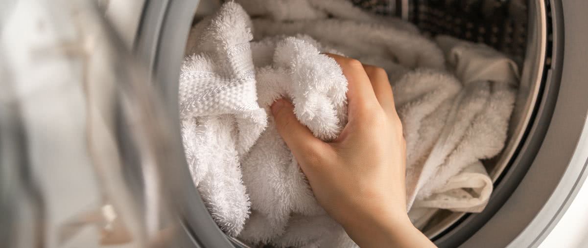 Ręczniki puszyste i miękkie jak nowe? Wystarczy, że wrzucisz to do pralki 