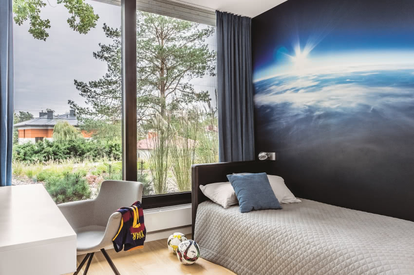 Pokój chłopca jest prosty i funkcjonalny.
Kiedy...