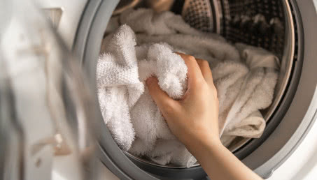 Ręczniki puszyste i miękkie jak nowe? Wystarczy, że wrzucisz to do pralki