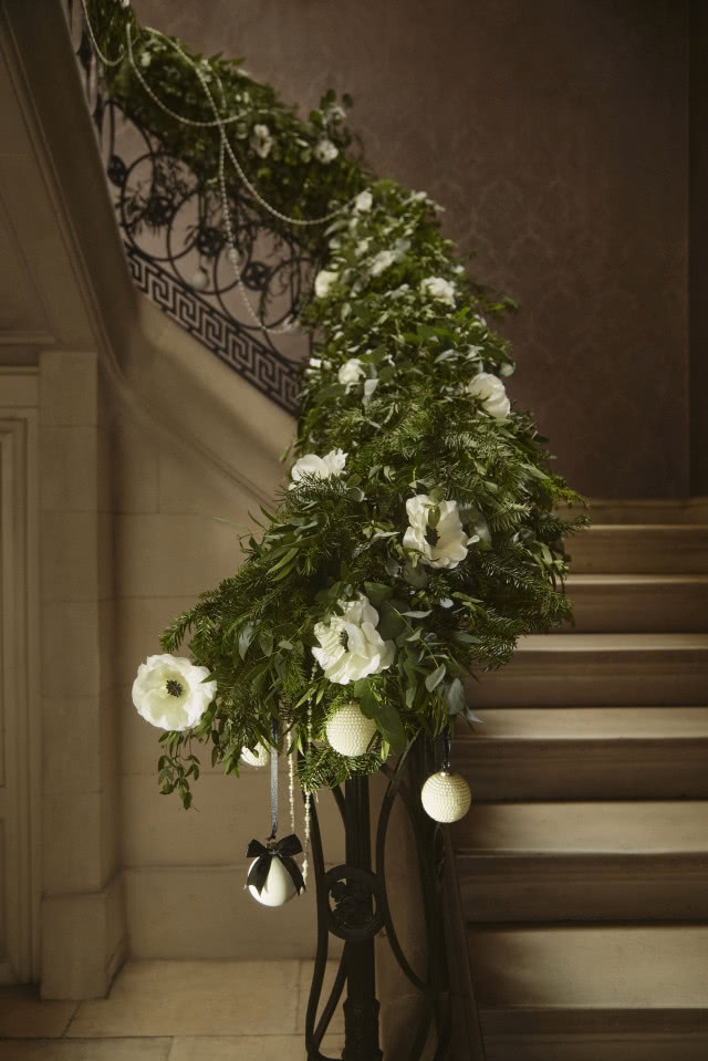 gałązki świerka na poręczy