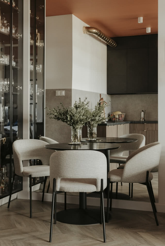 Okrągły stół do niewielkiego mieszkania z aneksem kuchennym