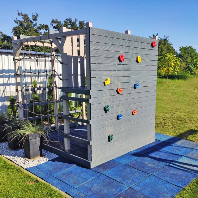 Gotowe konstrukcje do zabawy mają wiele zalet. Ich sprytny design gwarantuje bezpieczeństwo, zajmują też niewiele miejsca. Dzieci mają zaś zapewnione różnorodne formy aktywności ruchowej. Ścianka wspinaczkowa na bocznej ścianie to dodatkowa atrakcja, którą łatwo stworzyć za pomocą kilku gotowych chwytów i wkrętarki.  
LEROY MERLIN