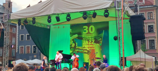 scena, na niej muzycy