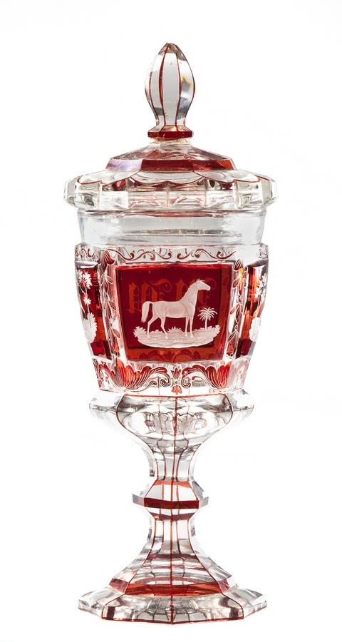 Puchar z pokrywą (1844), szkło z lazurą rubinową...