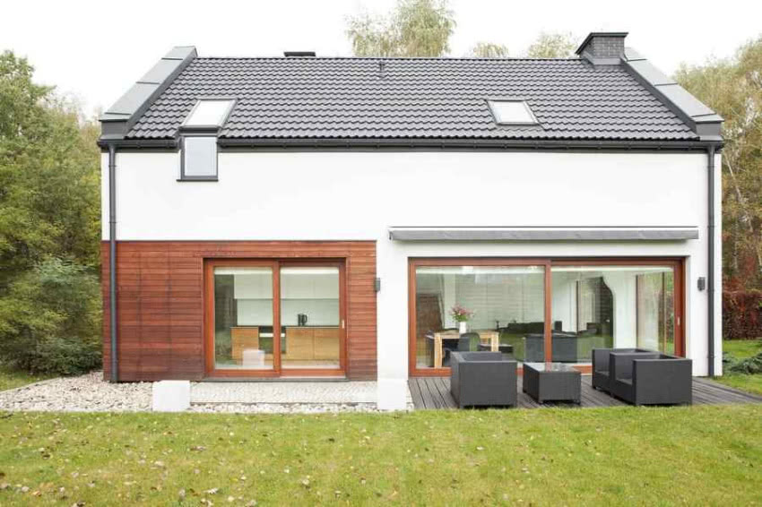 Prostej bryle domu charakteru dodają grafitowo...
