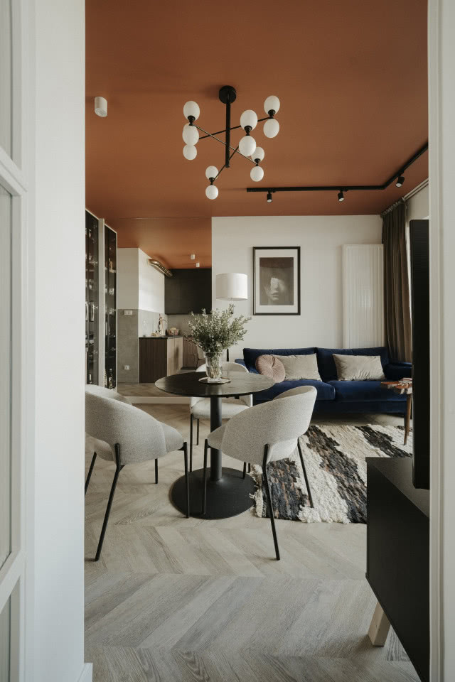 Kolorowy sufit w niewielkim mieszkaniu