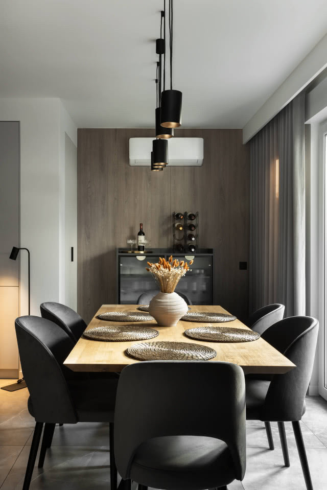 Jadalnia z dużym stołem