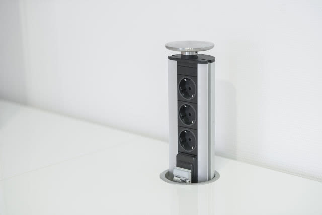 Gniazdko elektryczne schowane w blacie