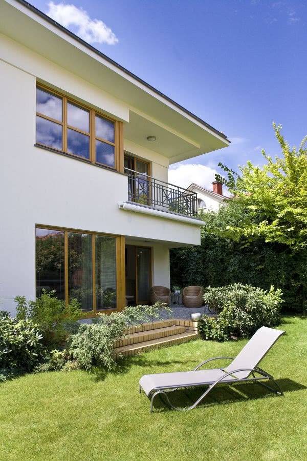 Ogród. Gabriela starannie wyszukiwała rośliny –...