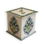 Puf zrobiony z tektury. Może też być podnóżkiem...