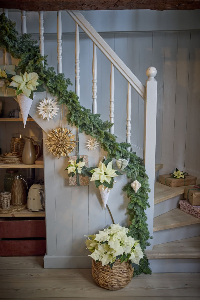 stroik wzdłuż poręczy schodów