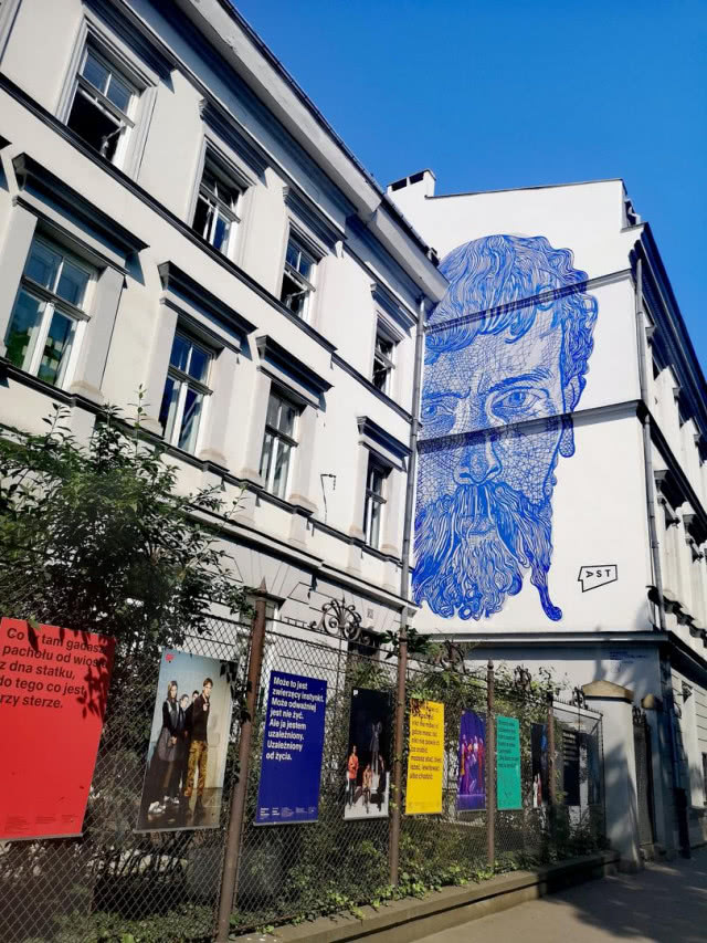niebieski mural z głową mężczyzny na ASP w Krakowie