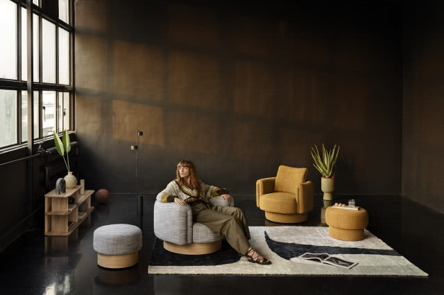 ©Tom Kurek, fotel Boffi, pufy, półki, kwiaty w doniczce, dywan, piłka, lampa podłogowa