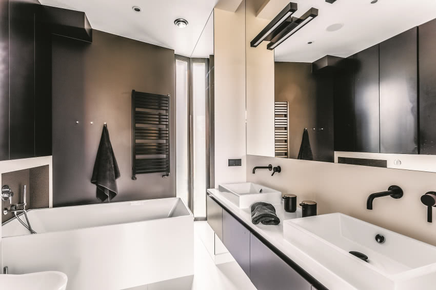 Łazienka przy sypialni gospodarzy jest...