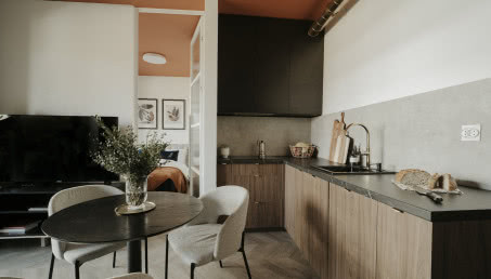 Odważne mieszkanie seniorów - ma kolorowy sufit i tapetę w łazience!