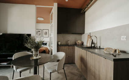 Odważne mieszkanie seniorów - ma kolorowy sufit i tapetę w łazience!