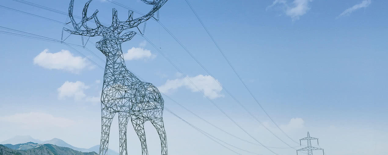 Słupy linii wysokiego napięcia przekształcone w rzeźby zwierząt. Sztuka na styku technologii i wyobraźni