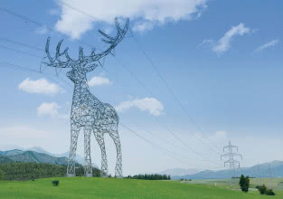 Słupy linii wysokiego napięcia przekształcone w rzeźby zwierząt. Sztuka na styku technologii i wyobraźni