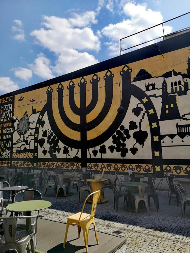 mural menora w Krakowie