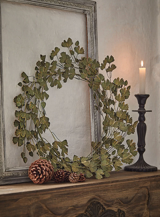 wianek oparty o ścianę