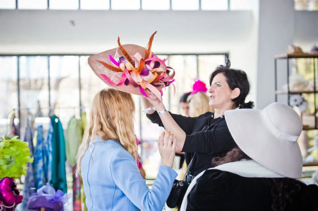 Kobiety przymierzające kapelusze