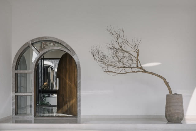 uchylone drzwi wejściowe