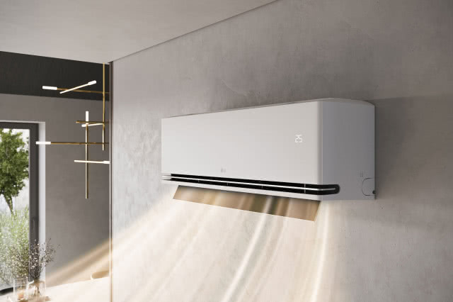 Klimatyzator LG DUALCOOL AI Premium z funkcją grzania emituje ciepłe powietrze w nowoczesnym minimalistycznym wnętrzu.