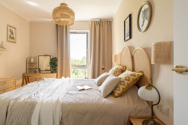 beżowa sypialnia