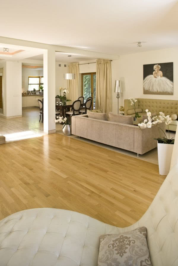 Duży salon jest bardzo wyraźnie i funkcjonalnie...