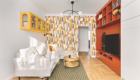 Intrygujące mieszkanie w stylu retro. Śmiałe kolory, wzory i obłe kształty