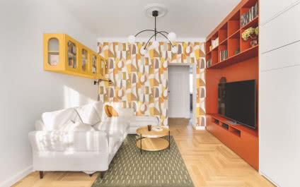 Intrygujące mieszkanie w stylu retro. Śmiałe kolory, wzory i obłe kształty