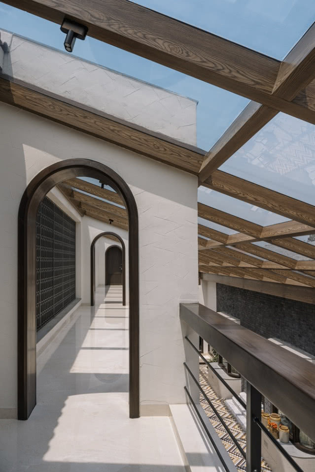 łuki pod szklanym dachem