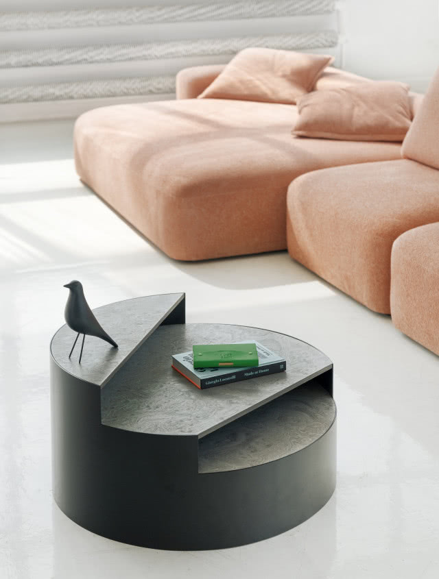 Stoliki TONDO, figurka ptaka, książki, kanapa