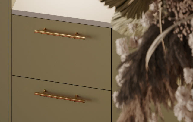 Mosiężne uchwyty Tube M - od 250 zł, oliwkowe fronty kuchenne. biały blat