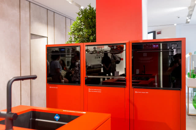 Podczas Milano Fuorisalone 2022 w Mediolanie flagowy salon Franke zmienił się 
w wyjątkową przestrzeń. Podczas targowych dni  zapanował w nim duch  designu i technologii. 