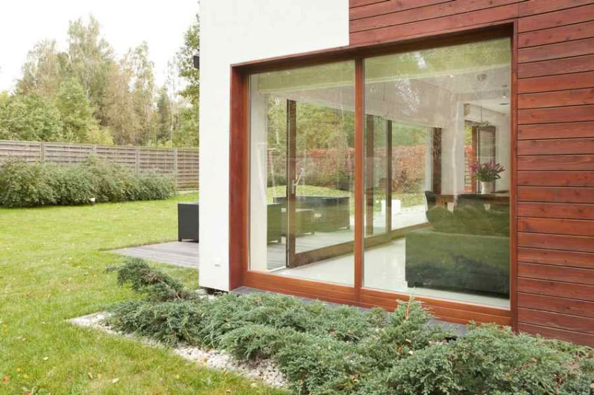 Prze wielkie okna ogród dosłownie wchodzi do domu.