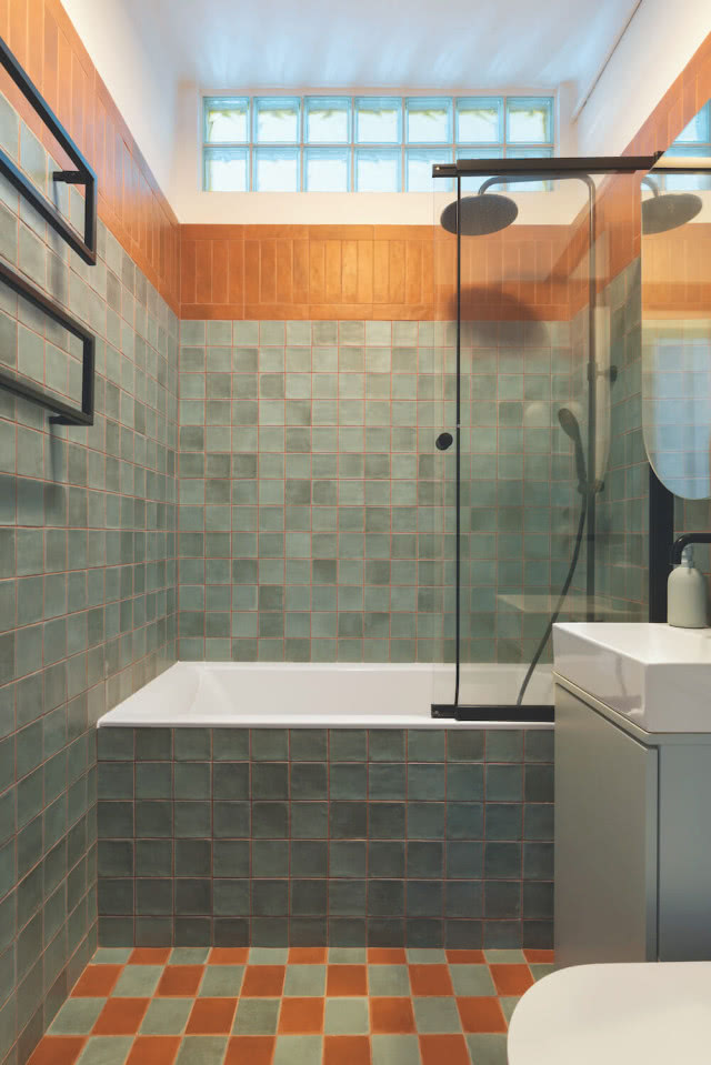 Płytki ceramiczne w łazience w kolorze zielonym