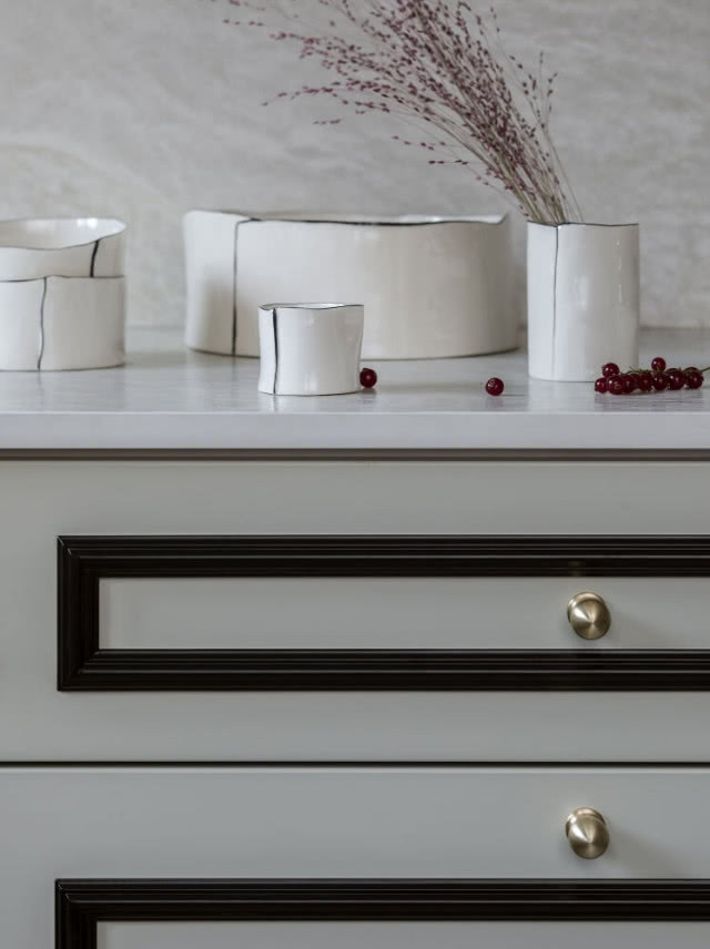 Mosiężne uchwyty Point - od 90 zł, białe meble, komoda, wazony, czerwona porzeczka 