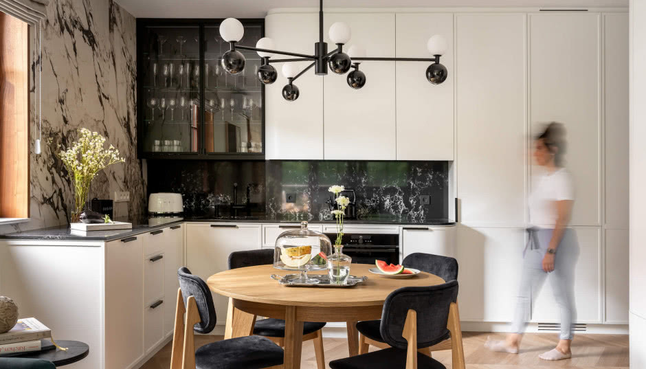 Metamorfoza mieszkania z lat 90. Przytulny azyl nad morzem