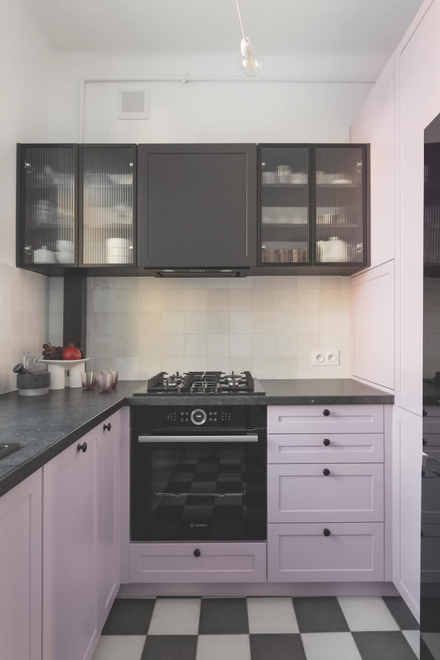 różowe jasnofioletowe szafki w kuchni