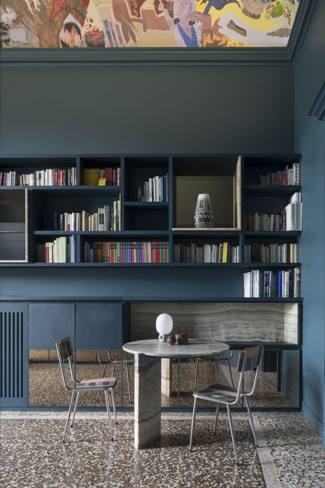 stół pod biblioteczką