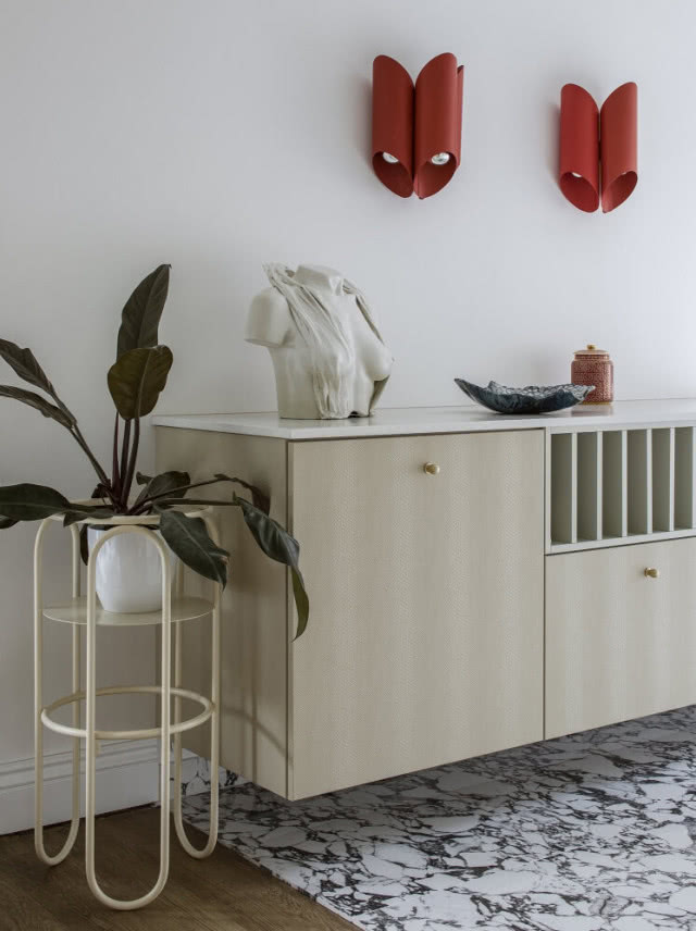 Mosiężne uchwyty Point - od 90 zł, komoda, kwietnik, kwiat w doniczce, rzeźba, kinkiety, dywan