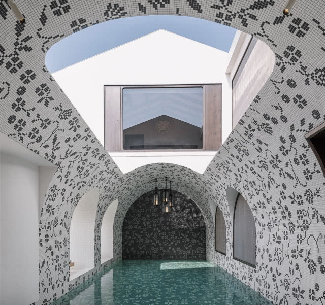 basen przykryty sklepieniem z płytkami